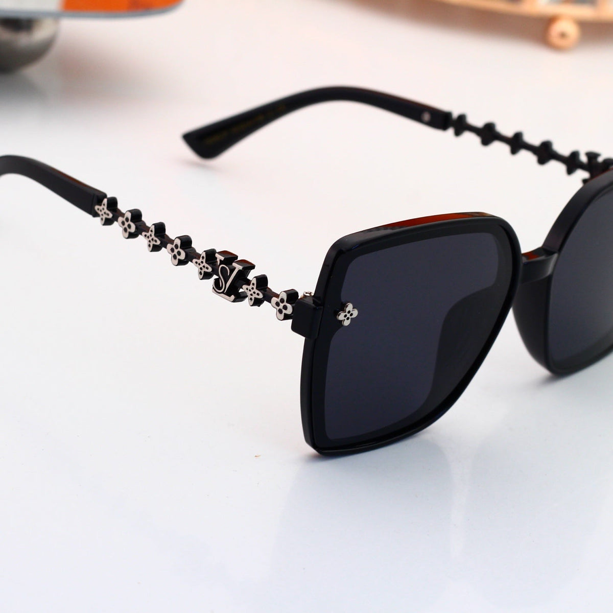 4 Colors Fashion Sunglasses—0924