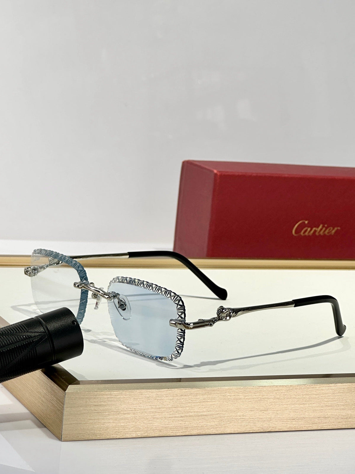 Diamond-cut glasses that change color when exposed to ultraviolet light