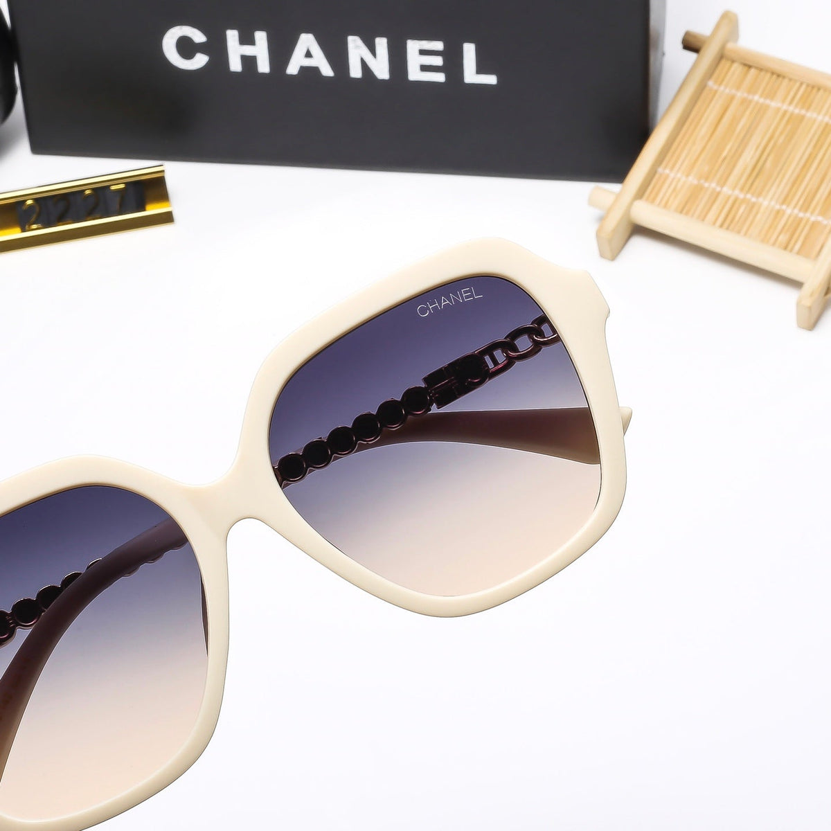 4 Colors Stylish Oversized Chain-Frame Sunglasses  — 2227