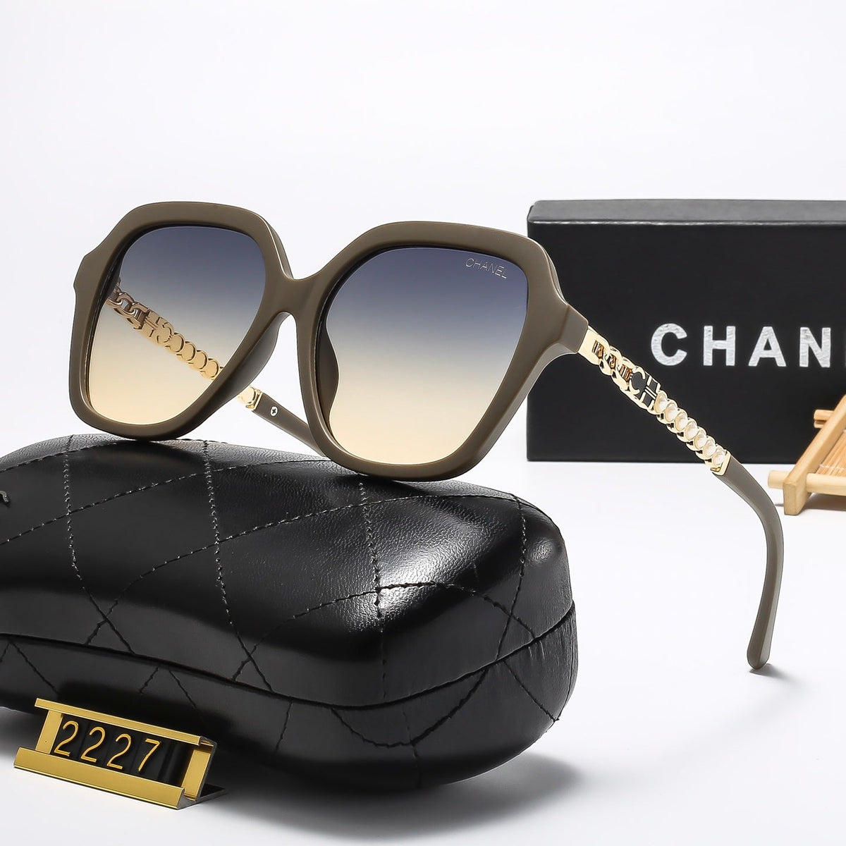 4 Colors Stylish Oversized Chain-Frame Sunglasses  — 2227