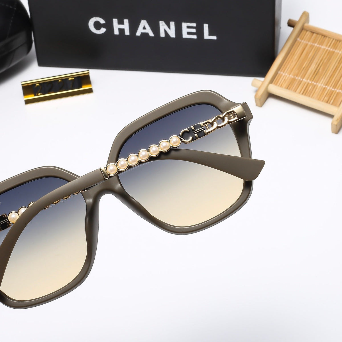 4 Colors Stylish Oversized Chain-Frame Sunglasses  — 2227