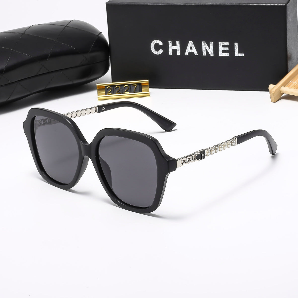4 Colors Stylish Oversized Chain-Frame Sunglasses  — 2227
