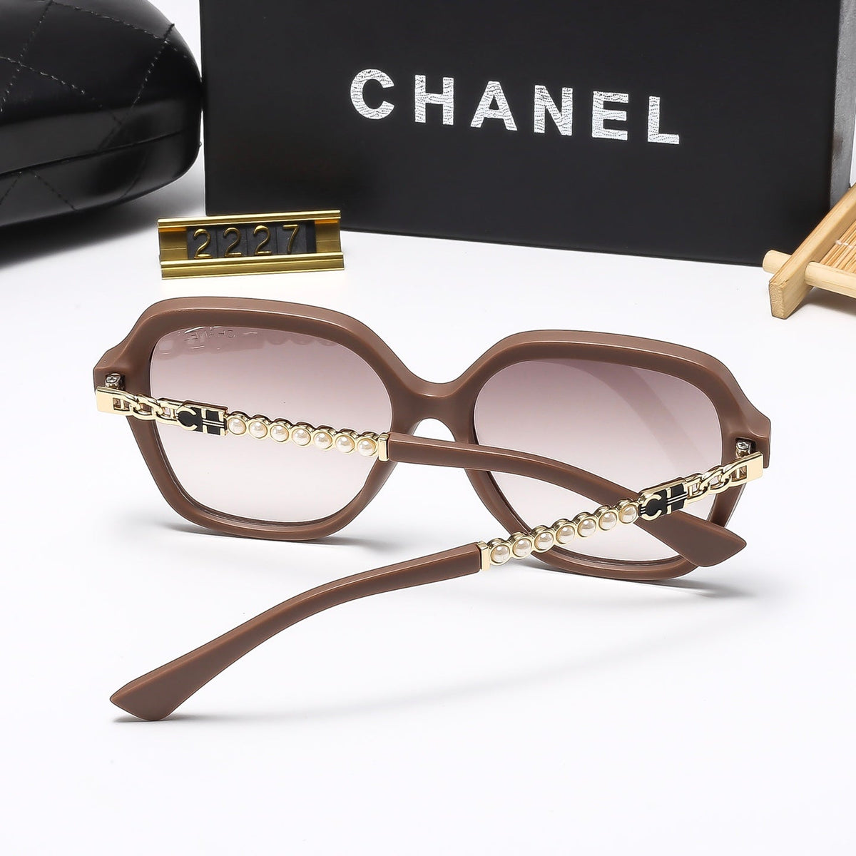 4 Colors Stylish Oversized Chain-Frame Sunglasses  — 2227
