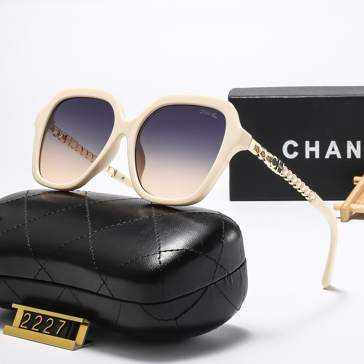 4 Colors Stylish Oversized Chain-Frame Sunglasses  — 2227