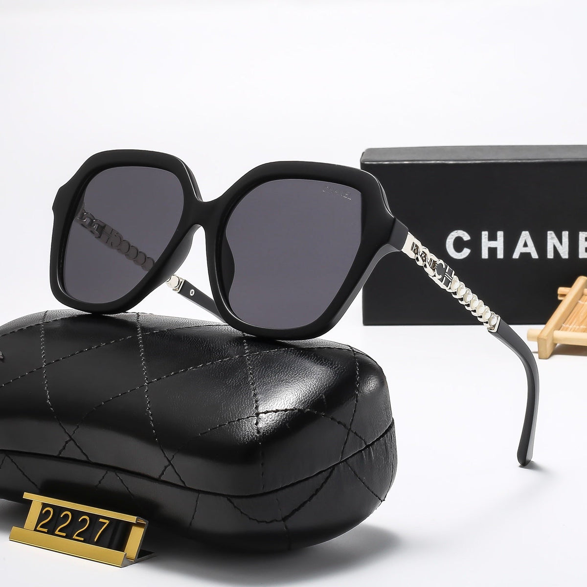 4 Colors Stylish Oversized Chain-Frame Sunglasses  — 2227